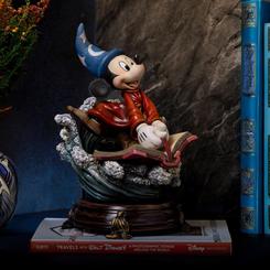 La estatua Disney Classics Vintage Collection Deluxe Art Scale 1/10 Sorcerer Mickey es una pieza imprescindible para los amantes de Disney. Con una altura aproximada de 28 cm