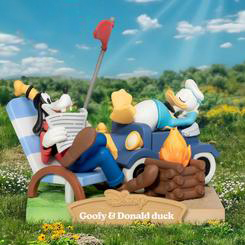 Experimenta la diversión y el encanto de Disney con el diorama de PVC D-Stage Campsite Series, edición especial de Goofy y Donald Duck. Este diorama, con un tamaño aproximado de 10 cm