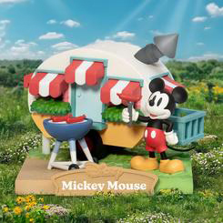 Descubre la magia del campamento con el diorama especial de Mickey Mouse de la serie Campsite de Disney. Este encantador diorama de PVC, con un tamaño aproximado de 10 cm