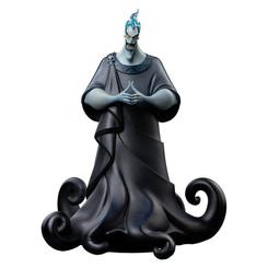 La figura Hades Hércules 1/10 impone desde el primer vistazo, con esa silueta oscura que parece ocupar más espacio del que mide. Su llama azul, la expresión afilada y el manto ondulante convierten esta estatua de resina Hades 