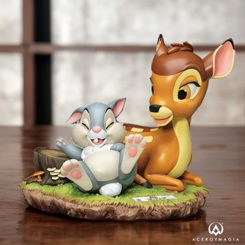 Embárcate en una nueva aventura llena de curiosidad con la encantadora estatua "Disney Master Craft Bambi & Thumper" de Beast Kingdom. Con una altura de 26 cm, esta pieza artesanal de la colección "Master Craft" 