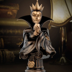  Uno de los productos más destacados es el busto de PVC "Disney Villains Series The Evil Queen 16 cm", que muestra a la malvada reina con su corona y su capa negra, sosteniendo una copa en su mano. 