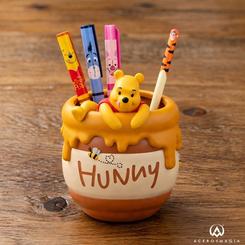 Aporta calidez, orden y un toque inconfundible de Disney a cualquier escritorio con este set de escritura Winnie the Pooh, una pieza decorativa y práctica que convierte un rincón de trabajo, estudio o lectura en un espacio mucho más especial. 