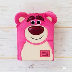 Sumérgete en el universo encantado de Pixar Toy Story con esta adorable libreta Peluche Lotso de Disney by Loungefly. Con licencia oficial, esta encantadora libreta te invita a explorar el mundo de tus personajes favoritos de Toy Story