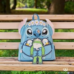 Hazte con la esencia de la primavera con la encantadora mochila Lilo and Stitch Springtime de Disney by Loungefly. Esta mochila, con licencia oficial, es el accesorio perfecto para agregar un toque de frescura y diversión a tu estilo.
