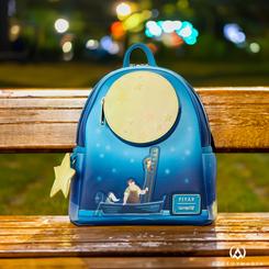 Imagina llevar contigo un pedacito del mágico universo de Pixar con la Mochila Mini Pixar La Luna Glow de Disney by Loungefly. Esta adorable mochila, con licencia oficial, es mucho más que un accesorio: