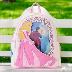Explora la magia etérea del mundo de Disney con la Mochila Sleeping Beauty Lenticular Princess Series de Loungefly. Este diseño te invita a sumergirte en un universo de cuentos de hadas y aventuras