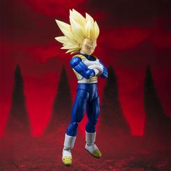 El pelo imposible, la mirada ladeada y el fondo rojo parecen congelar el instante previo al combate. La figura S.H. Figuarts Daima Super Saiyan 3 Vegeta Dragon Ball Daima concentra esa tensión en 15 cm de presencia compacta