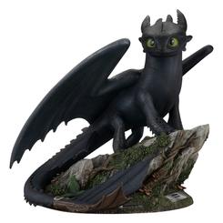 Captura la magia de Berk en tu colección con la estatua Master Craft de Toothless, ¡un impresionante Night Fury de 31 cm que se alza con orgullo sobre un acantilado lleno de musgo y enredaderas! 