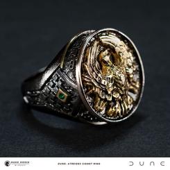 Sumérgete en el fascinante universo de Dune con la Réplica 1/1 del Anillo Signet de los Atreides. Inspirado en la épica de ciencia ficción icónica y ganadora del Premio de la Academia, Dune, esta impresionante réplica te hará reflexionar sobre lo que sign