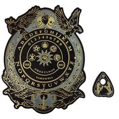 Cuervos dorados, símbolos tarokka y una planchette suspendida convierten la pared en una entrada a Ravenloft. Esta réplica tablero espiritista Dungeons & Dragons recrea el Spirit Board inspirado en la herramienta de juego incluida en el Dungeon Master’s 