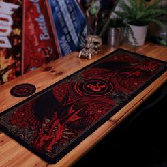¡Añade un toque de diversión y estilo a tu escritorio con el Juego de Almohadilla de Escritorio y Posavasos de Dungeons & Dragons! Con una superficie de 800 x 300 x 3 mm de tela microtexturizada y bordes reforzados