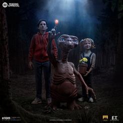 Revive la emotiva historia de amistad entre el pequeño ser extraterrestre y los hermanos Elliott y Gertie con la cautivadora estatua Deluxe Art Scale 1/10 de "E.T. The Extra-Terrestrial". 