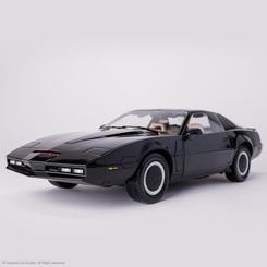 La réplica DieCast K.I.T.T. 1/10 parece llegar con las luces encendidas desde una persecución nocturna de los años ochenta. Esta réplica K.I.T.T. El Coche Fantástico no se conforma con reproducir la silueta del vehículo,