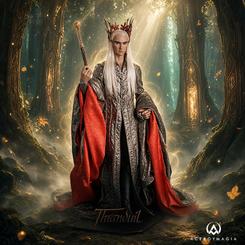 Figura articulada de Thranduil de El Hobbit a escala 1/6 y de unos 30 cm de altura. Incluye espada, bastón, manos intercambiables, vestuario completo y diorama de escalera del trono.