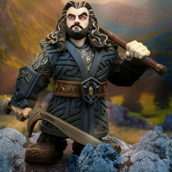 Con las armas en la mano, Thorin Oakenshield está listo para guiar a sus compañeros de aventuras en un viaje inesperado a través del universo de Mini Epics. Smaug, cuidado,