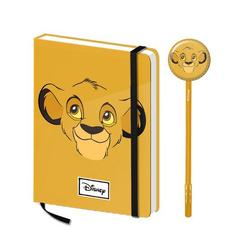 Pack compuesto por un bolígrafo y cuaderno, presentado en una caja de regalo del Rey León. El Cuaderno de 100 páginas con cierre de banda elástica el complemento perfecto para fans de Simba.