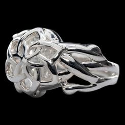 ¡Despierta tu espíritu élfico con la réplica del anillo Nenya de Galadriel! Este magnífico anillo de diseño élfico está hecho de Plata de Ley y cuenta con un brillante cristal strass. Es una réplica exacta del anillo que Galadriel, la famosa elfa