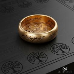 Metal dorado que brilla con historia: este joyero The One Ring en resina de alta calidad convierte tus accesorios en tesoros bien guardados. Su diseño fiel a la licencia oficial luce la inscripción élfica 