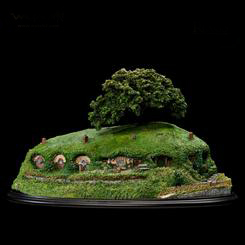 Ubicado en las verdes colinas de la Comarca, se encuentra el pueblo de Hobbiton, un conjunto soñoliento de edificios de piedra y madrigueras, hogar de los diminutos Hobbits. 