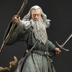 Los escultores de Prime 1 Studio han acertado directamente con la semejanza de Sir Ian McKellen en esta impresionante escena. Con su cabello largo y sus ropas Gris que ondean, sosteniendo su vara mágica y su espada, Glamdring,