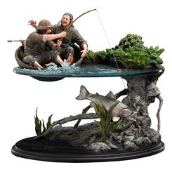 La estatua El Señor de los Anillos Sméagol y Déagol convierte una escena tranquila en el instante exacto en que todo empieza a romperse. La balsa, el agua partida en dos niveles y el anillo oculto bajo la superficie crean una pieza de colección