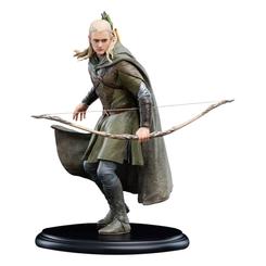 Revive uno de los momentos más épicos de El Señor de los Anillos con esta impresionante mini estatua de Legolas. Representado en plena acción tras abatir un mûmak con su destreza incomparable