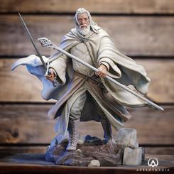 ¡Prepárate para una épica batalla en la Tierra Media con esta impresionante estatua de Gandalf! 

Esta galería de diorama de lujo captura a Gandalf, el poderoso mago, en su icónico atuendo blanco de la trilogía de El Señor de los Anillos.