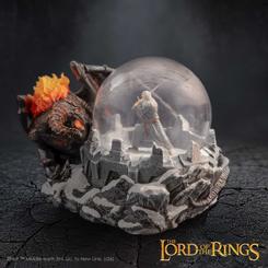 Globo de nieve Battle of the Peak de El Señor de los Anillos de unos 13 cm, fabricado en poliresina y vidrio y pintado a mano. Representa una escena de combate sobre un paisaje rocoso cubierto de nieve.
