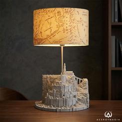 Convierte cualquier rincón en un homenaje elegante a la Tierra Media con esta lámpara El Señor de los Anillos inspirada en Minas Tirith, una pieza decorativa de 34 cm que destaca por su diseño cuidado y por la fuerza visual de su base
