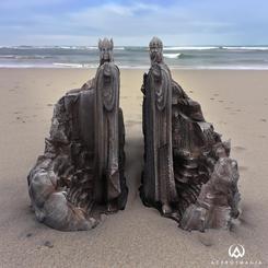 Embellece tu biblioteca con este magnífico Sujetalibros Gates of Argonath inspirado en El Señor de los Anillos.

Este sujetalibros es una verdadera obra de arte, meticulosamente pintada a mano