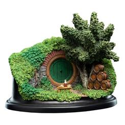 Adéntrate en el mágico mundo de El Hobbit con el impresionante Diorama Hobbit Hole - 15 Gardens Smial. Weta Workshop se emocionó al trabajar en la trilogía épica que fue El Hobbit, contribuyendo con diseño, utilería especial y trajes especiales.