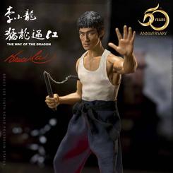 Bruce Lee fue el principal artista marcial cinematográfico, inventó su propio estilo de Kung Fu y lo popularizó en todo el mundo. Esta figura realizada en poliresina de sexta escala