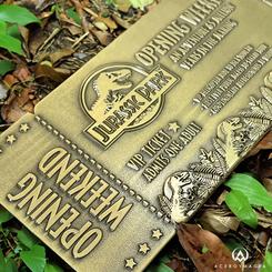 ¡Celebra el 30 aniversario de Jurassic Park con este ticket de entrada para el fin de semana de apertura del parque! ¡Limitado a solo 1993 en todo el mundo y numerado de manera individual! Diseño en relieve con soporte de exhibición dentro de su caja 