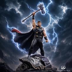 La estatua Thor Avengers: Doomsday BDS Art Scale 1/10 presenta al Dios del Trueno en plena ofensiva, con el arma alzada y la capa desplegada sobre una base de combate.