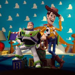 Buzz Lightyear posa con un pie sobre un cubo de letras mientras Woody se apoya en su compañero en la Statue Buzz & Woody - Toy Story - Deluxe Art Scale 1/10 - Iron Studios.
