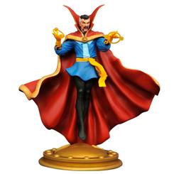 Magia clásica que luce de verdad en vitrina. La estatua de Doctor Strange – Marvel Gallery (22 cm) capta al Hechicero Supremo en pleno conjuro, con la capa levitante desplegada, túnica azul y el Ojo de Agamotto visible. 
