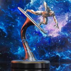Silver Surfer emerge del infinito para elevar tu colección cinematográfica con esta impactante estatua de 30 cm de la Marvel Comic Premier Collection, edición limitada a 3000 unidades numeradas a mano