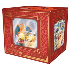 Impresionante estuche coleccionable inspirado en el poderoso Charizard, que combina un diseño exclusivo con contenido oficial en inglés y unas dimensiones compactas de 22,4 × 24,9 × 20,9 cm.