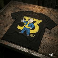 Hay camisetas que funcionan casi como una señal de refugio en mitad del yermo. Esta camiseta oficial Fallout Rule Of Thumb concentra en un diseño directo a Vault Boy, el número 33 y la estética Vault-Tec que cualquier seguidor de la saga reconoce