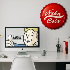 Déjate cautivar por la emblemática imagen de la Nuka-Cola, la bebida que ha sobrevivido a los tiempos más turbulentos. Este impresionante Tin Sign de 37 centímetros de diámetro es más que un simple objeto de decoración