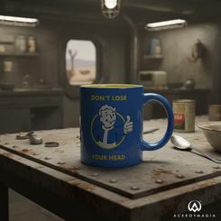 Energía del Yermo para tus mañanas: la taza Fallout “Don’t Lose Your Head” luce los colores clásicos azul y amarillo con Vault Boy dándote el visto bueno justo antes del primer sorbo.