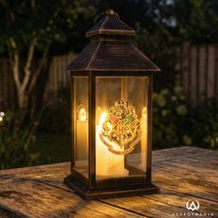 Luz con carácter mágico para tu hogar: este Farol Escudo de Hogwarts de 35 cm aporta presencia decorativa y un brillo acogedor gracias a su estructura en acabado envejecido, paneles transparentes 