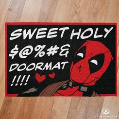 ¡Dale la bienvenida a tus invitados de una manera divertida y única con el felpudo de Deadpool de Marvel!

Este felpudo es el complemento perfecto para decorar tu hogar con un toque de originalidad y estilo. 