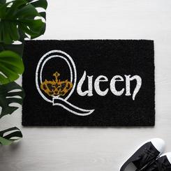 Demuestra tu pasión por la música desde la entrada de tu hogar con el felpudo Queen. Fabricado en fibra de coco y con base de PVC antideslizante, este felpudo combina resistencia y funcionalidad