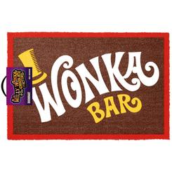 ¡Añade un toque divertido y original a tu hogar con el felpudo Willy Wonka Bar! Fabricado con fibra de coco de alta calidad y una base de PVC antideslizante, este felpudo es perfecto para decorar tu entrada y proporcionar una bienvenida