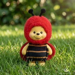 El rojo intenso del disfraz convierte una figura pequeña en un punto de atención inmediato. Esta figura Winnie the Pooh mariquita Grand Jester presenta al entrañable oso de Disney con una variante divertida, colorida y muy reconocible dentro de cualquier 