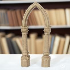 Enriquece tu colección con la figura Hogwarts Arche, una réplica inspirada en los decorados de Hogwarts de las películas de Harry Potter. Con una altura de 25,5 cm, 