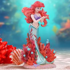 ¡Celebra el 35º aniversario del film con la cautivadora Figurina Ariel Botánica! Esta hermosa pieza entra a formar parte de la colección Disney Showcase Florale, conmemorando de manera especial este evento tan significativo. 