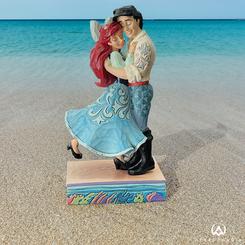 ¡Vive una historia de amor épica con la encantadora figura de Jim Shore de La Sirenita! Disney nos ha traído aventuras y triunfos durante años, pero nada es tan conmovedor como el amor verdadero. 